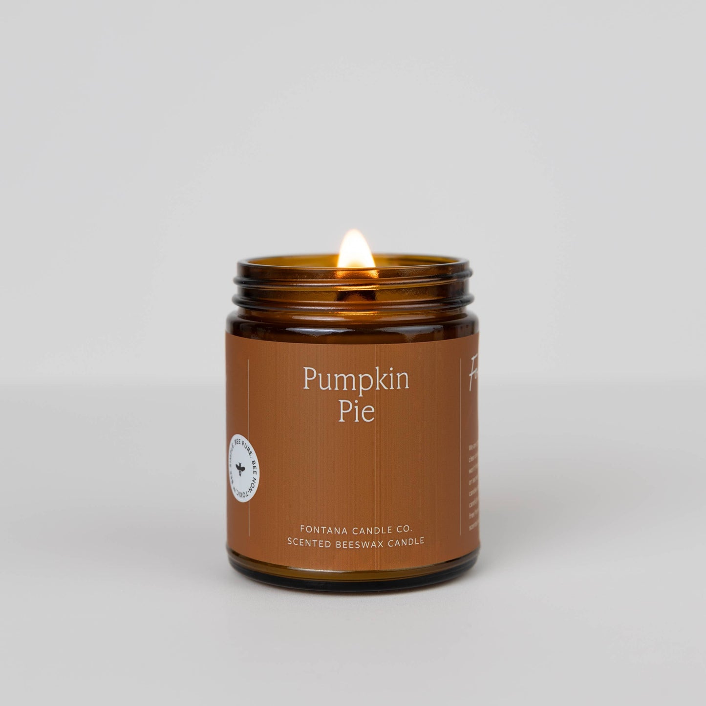 Pumpkin Pie Kerze angezuendet mit knisterndem Holzdocht, natuerliche Aromakerze