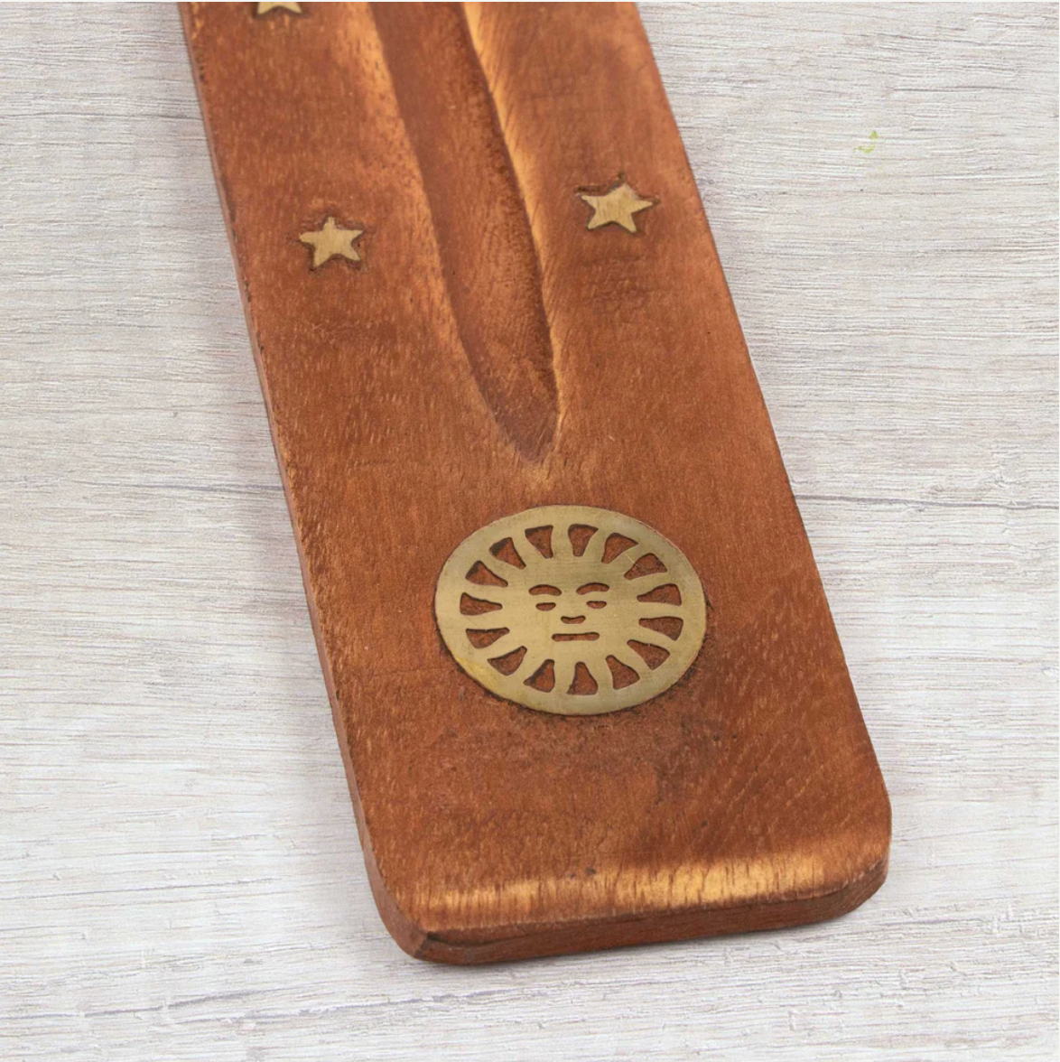 Handbemaltes Yin-Yang Symbol auf natürlichem Ulmenholz für innere Balance