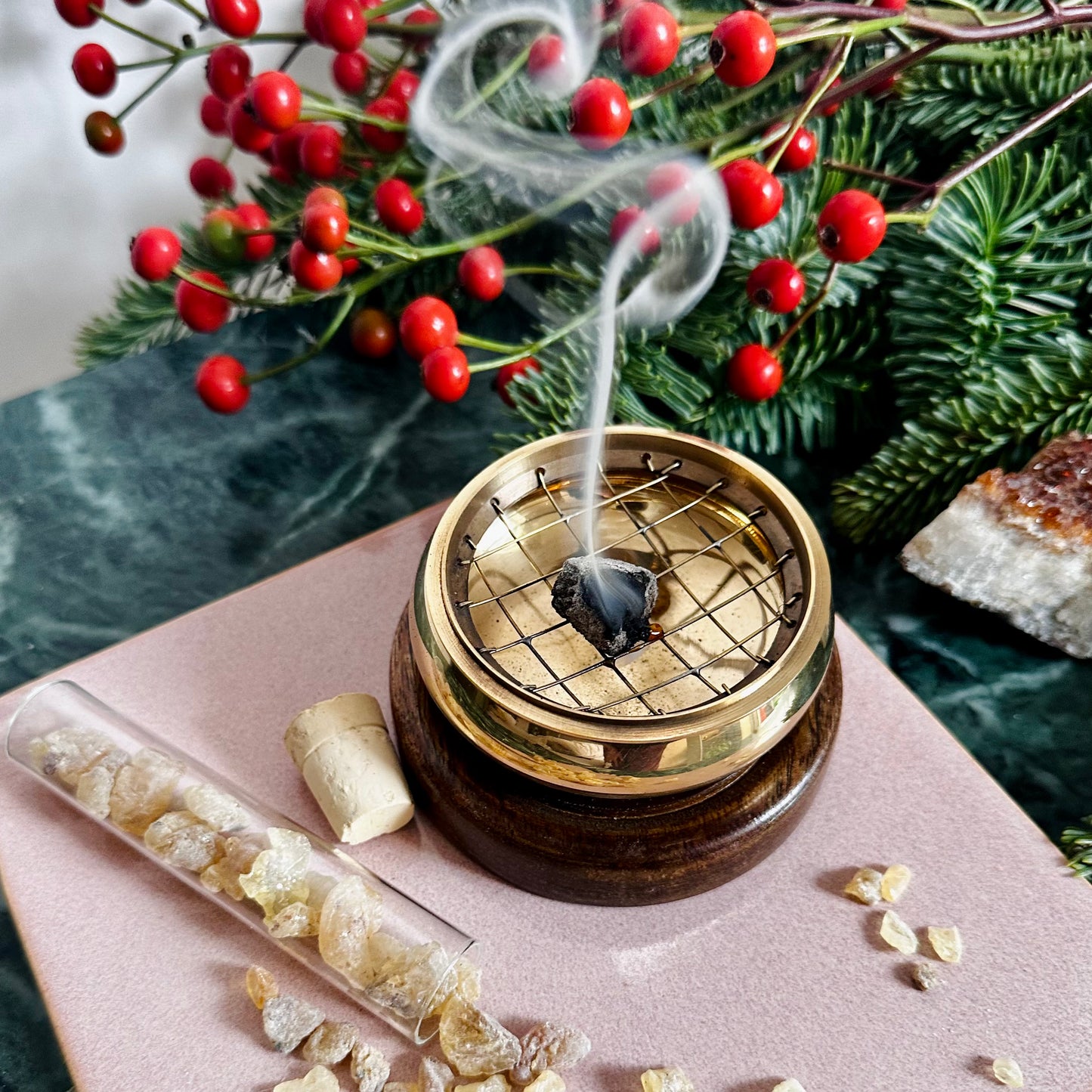 Räucherstövchen „Goldener Tempel“ mit glühender Kohle und Harz für energetische Reinigung