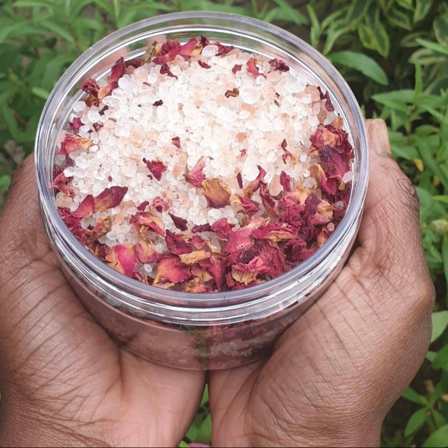 Person genießt Rosen & Himalaya Badesalz im Bad, Haut wird mineralstoffreich gepflegt, Körper und Geist entspannt