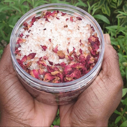 Person genießt Rosen & Himalaya Badesalz im Bad, Haut wird mineralstoffreich gepflegt, Körper und Geist entspannt