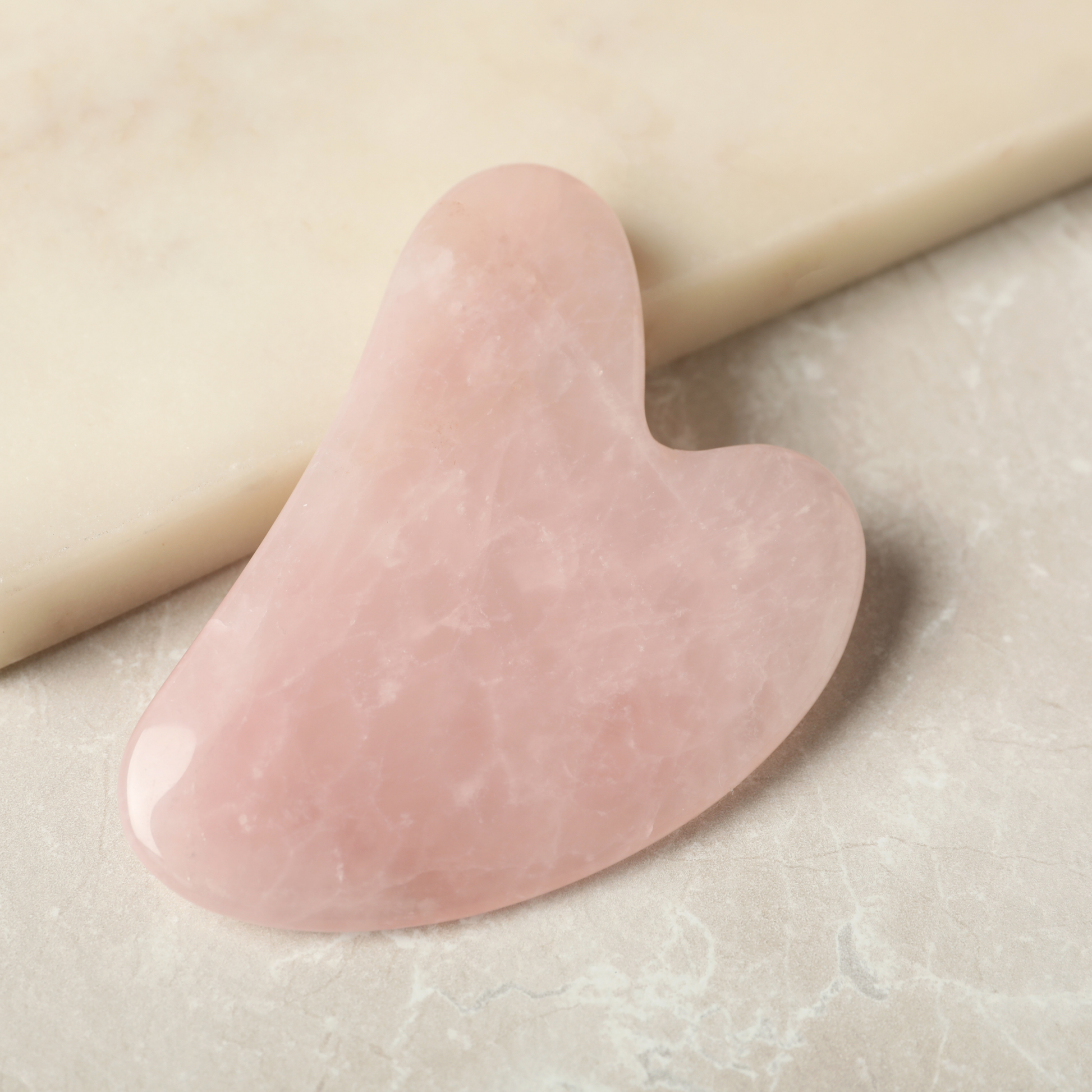Handgeschliffener Rosenquarz-Gua Sha – unterstützt Zellerneuerung, reduziert Schwellungen und verfeinert das Hautbild auf natürliche Weise.