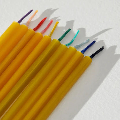 Schlanke Bienenwachskerzen aus 100 % reinem Bienenwachs mit bunten Baumwoll-Dochten, handgefertigt, schadstofffrei, luftreinigend und ideal für Tischdekoration, festliche Anlässe oder kleine Lichtrituale.