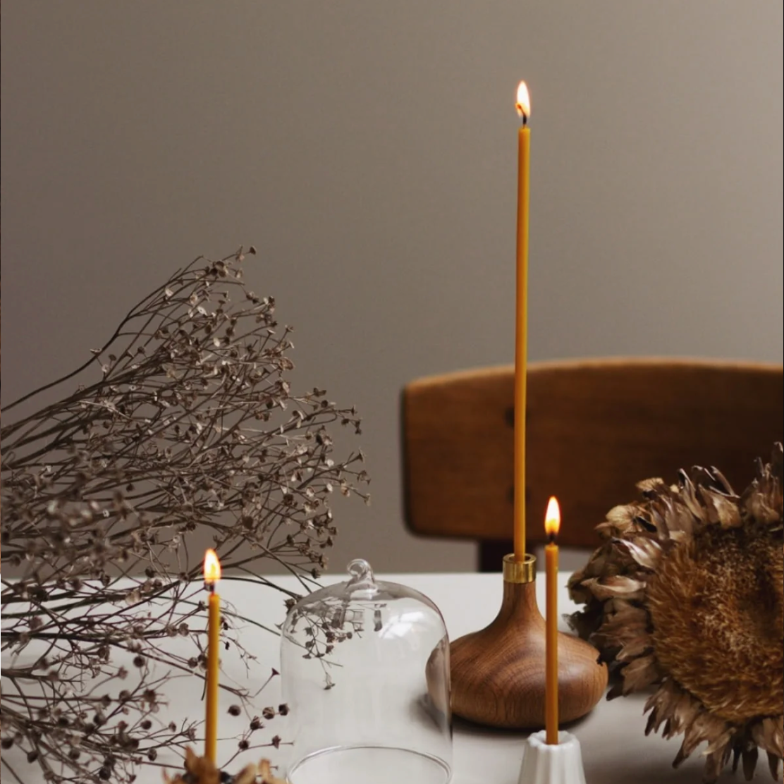 Schlanke Bienenwachskerzen von OVO Things, filigran, elegant und handgegossen für Tischdekoration oder festliche Anlässe