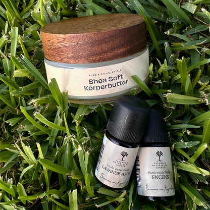 Shea-Soft Körperbutter wird auf ganzen Körper, Füße, Ellbogen und Gesicht aufgetragen, nährend und seidig. Der Ideale Träger für ätherische Öle.