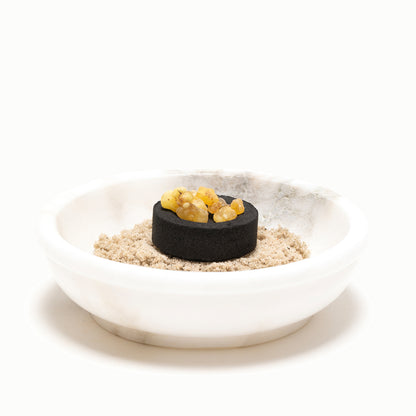 Weiße Speckstein-Räucherschale gefüllt mit Aktivkohle und Weihrauch, naturrein und handgefertigt, ideal für energetische Reinigung und spirituelle Rituale