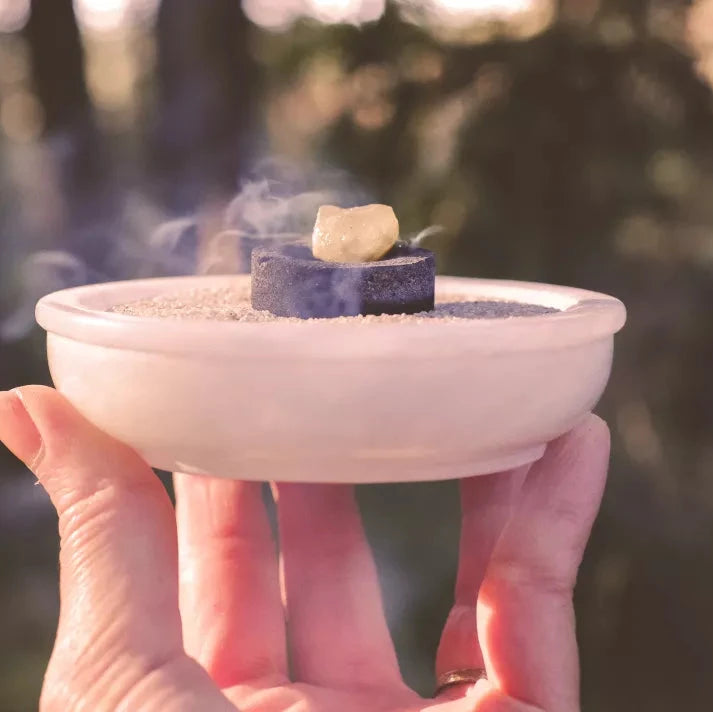 Weiße Speckstein-Räucherschale mit Aktivkohle und Weihrauch während eines spirituellen Rituals, fördert Harmonie und Klarheit