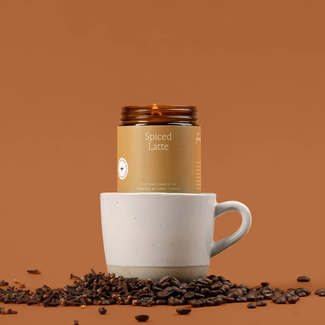 Spiced Latte non Toxin Duftkerze mit Incis und ätherischen Ölen inszeniert, schadstofffrei