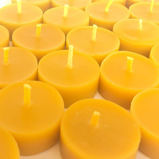 Natürliches Teelicht aus reinem Bienenwachs ohne Aluminiumtöpfchen, nachhaltig und umweltfreundlich