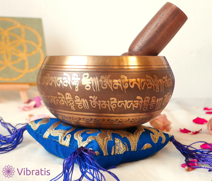 Handgefertigte tibetische Klangschale aus Bronze mit Seidenkissen und Holzhammer, ideal fuer Meditation und Entspannung.