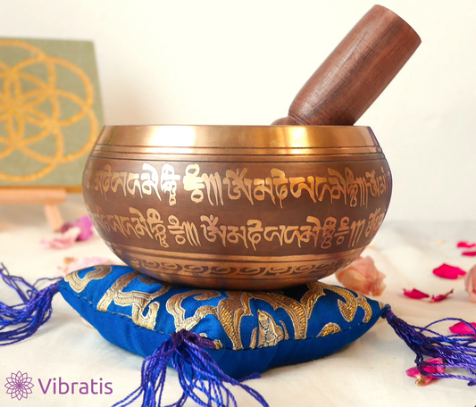 Handgefertigte tibetische Klangschale aus Bronze mit Seidenkissen und Holzhammer, ideal fuer Meditation und Entspannung.