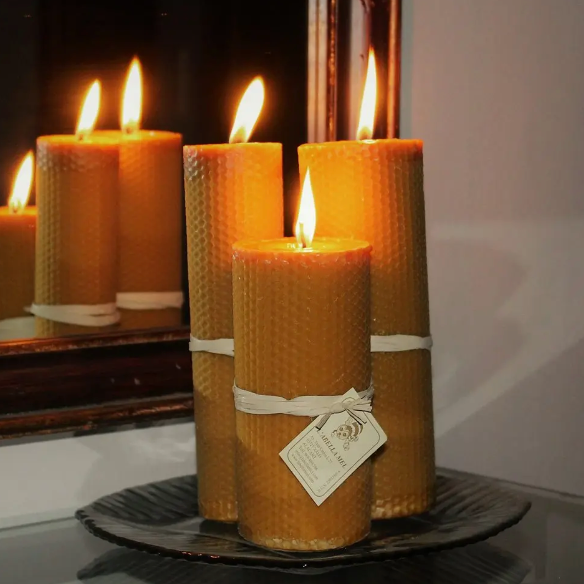 Detailaufnahme der sechseckigen Wabenstruktur einer handgerollten Bienenwachskerze