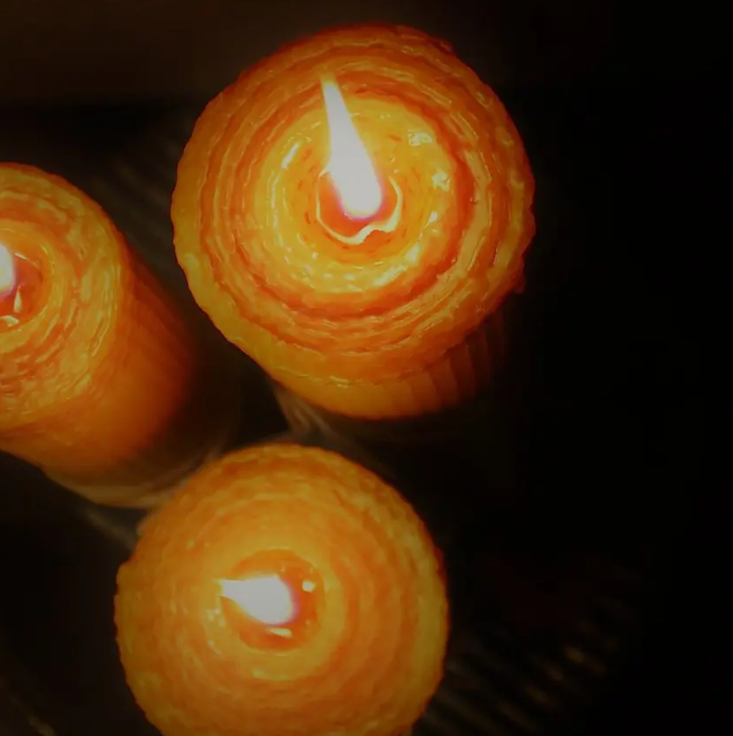 Sanftes, warmes Licht der handgerollten Wabenkerze, ideal für gemütliche Abende