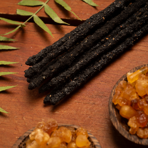Nachhaltig hergestellte Räucherstäbchen mit natürlichem Weihrauch, handgetrocknet und vegan