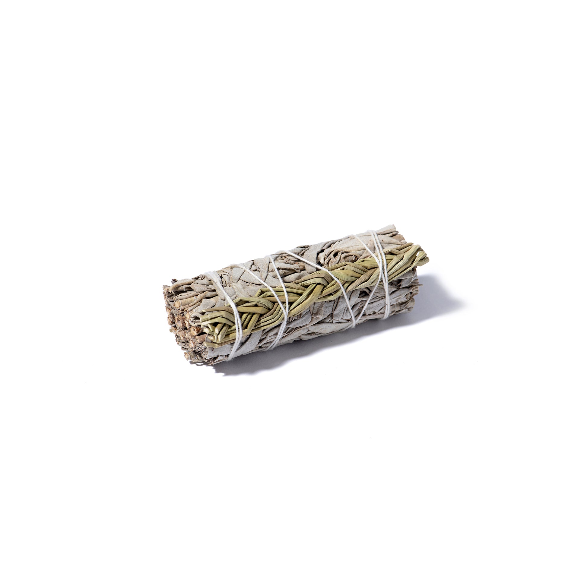 Handgebundenes Raeucherbuendel aus weissem Salbei und geflochtenem Suessgras, ideal fuer energetische Reinigung und Herzöffnung.