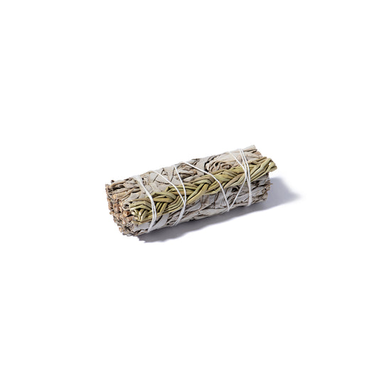 Handgebundenes Raeucherbuendel aus weissem Salbei und geflochtenem Suessgras, ideal fuer energetische Reinigung und Herzöffnung.