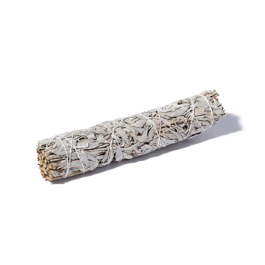 Großes Bündel weißer Salbei, naturbelassen und unbehandelt, frontal fotografiert auf hellem Hintergrund.