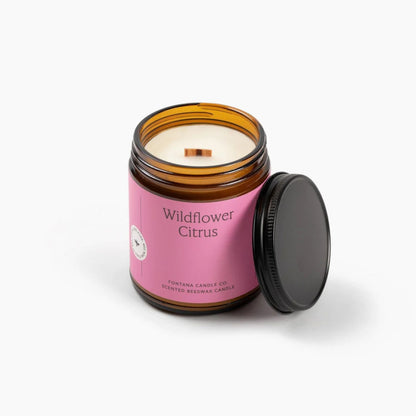 Wildflower Aroma Kerze Frontansicht, naturrein, ungiftig und handgemacht. SAFE MADE zertifiziert und aromatisch für Zuhause.
