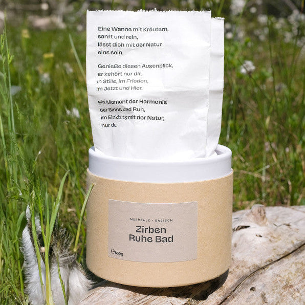 Nahaufnahme der grobkörnigen Textur der Zirben Ruhebadsalzmischung, naturrein und mineralstoffreich