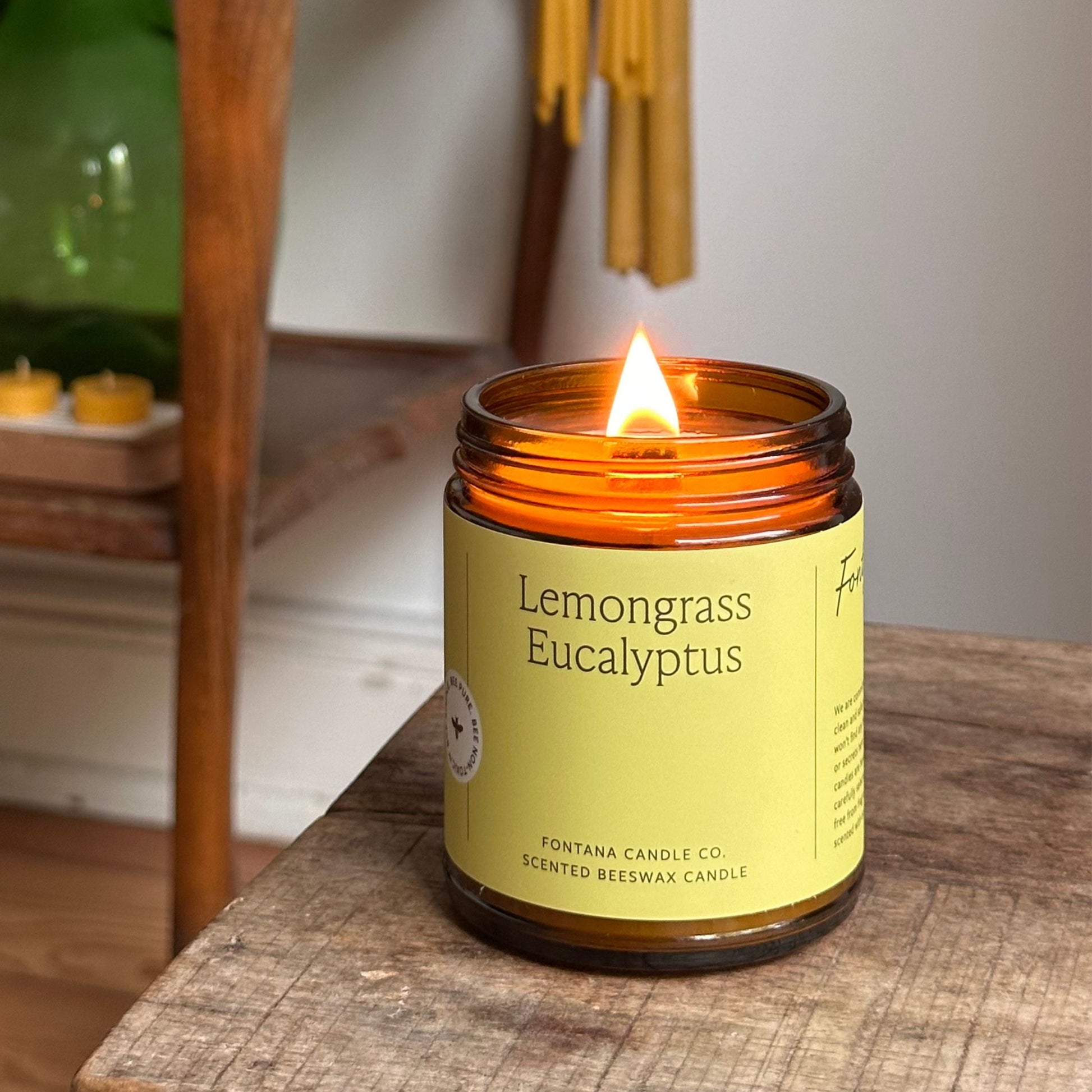 Fontana Candles: Zitronengras Eukalyptus Aromakerze im Wohnraum, frische, belebende Duftkomposition mit Lavendel