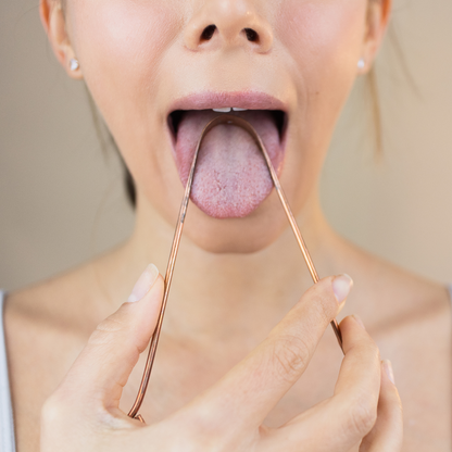 Anwendung des Kupfer Zungenschabers zur ayurvedischen Mundpflege am Morgen