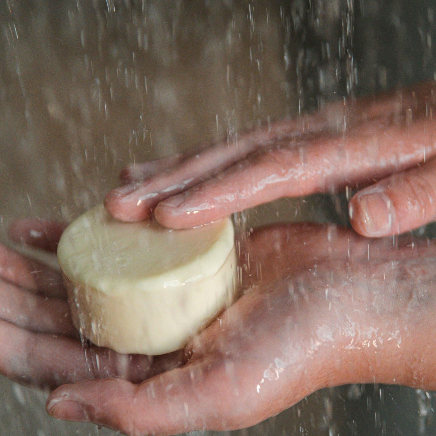 Nachhaltige Seife in der Dusche– vegan, handgefertigt, plastikfrei verpackt und biologisch abbaubar.