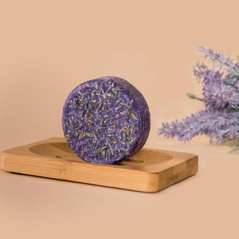 Hydratisierende Shampoo-Bar mit Sheabutter, Olivenöl und Quinoa – pflegt Haar und Kopfhaut intensiv – Lavendelblätter sorgen für ein beruhigendes, wohltuendes Pflegeerlebnis.