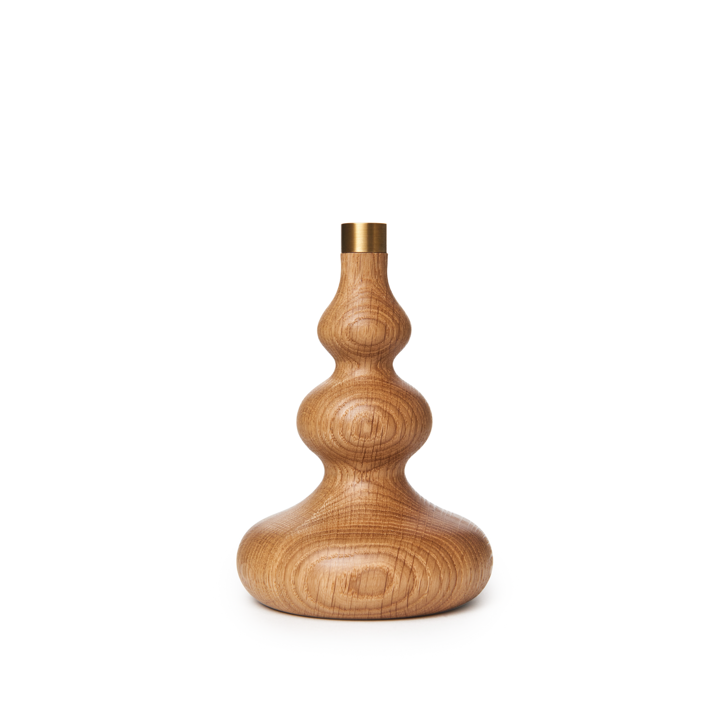Handgedrechselter TREE Kerzenhalter aus FSC-zertifizierter Eiche mit geölter Oberfläche und Messingsockel